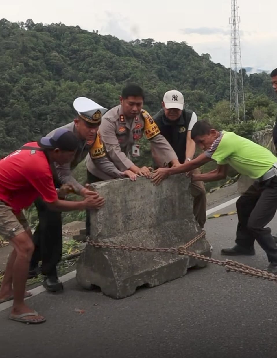 Akibat longsor yang mempengaruhi kondisi bahu jalan, sistem buka tutup arus lalu lintas diberlakukan di ruas Jalan Padang-Bukittinggi, tepatnya di Kilometer (KM) 61500 Puncak Malibo Anai.