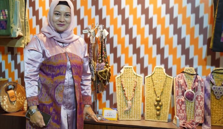 Maya Noviza, seorang pengrajin binaan Dekranasda Kota Pontianak mengolah hobinya menjadi sebuah usaha kriya bernama Kegia Art Gallery.