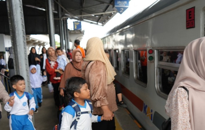 Ilustrasi penumpang menaiki gerbong kereta api di Kota Padang. (Foto Humas KAI Sumbar)