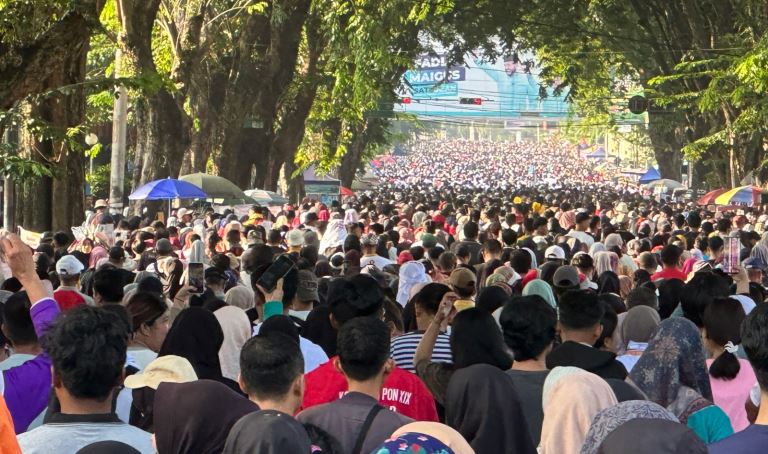 Lautan manusia memadati Jalan Khatib Sulaiman Padang, Minggu (9/2/2025), mengikuti jalan sehat memperingati ulang tahun ke-17 Partai Gerindra.