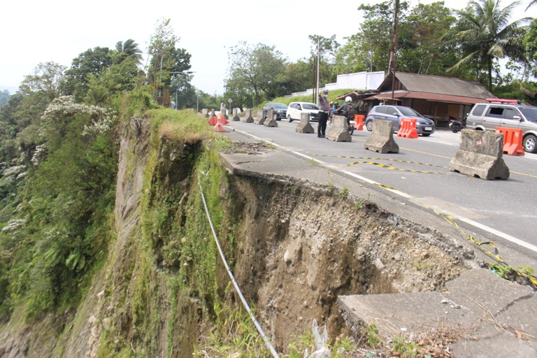 MAKIN PARAH: Jalan Padang-Bukittinggi Km 61.5 di Puncak Anai tampak sangat mengkhawatirkan, kemarin. Jika seluruh jalan terban, kedalaman jurang mencapai puluhan meter.(ARIS PRIMA G/PADEK)