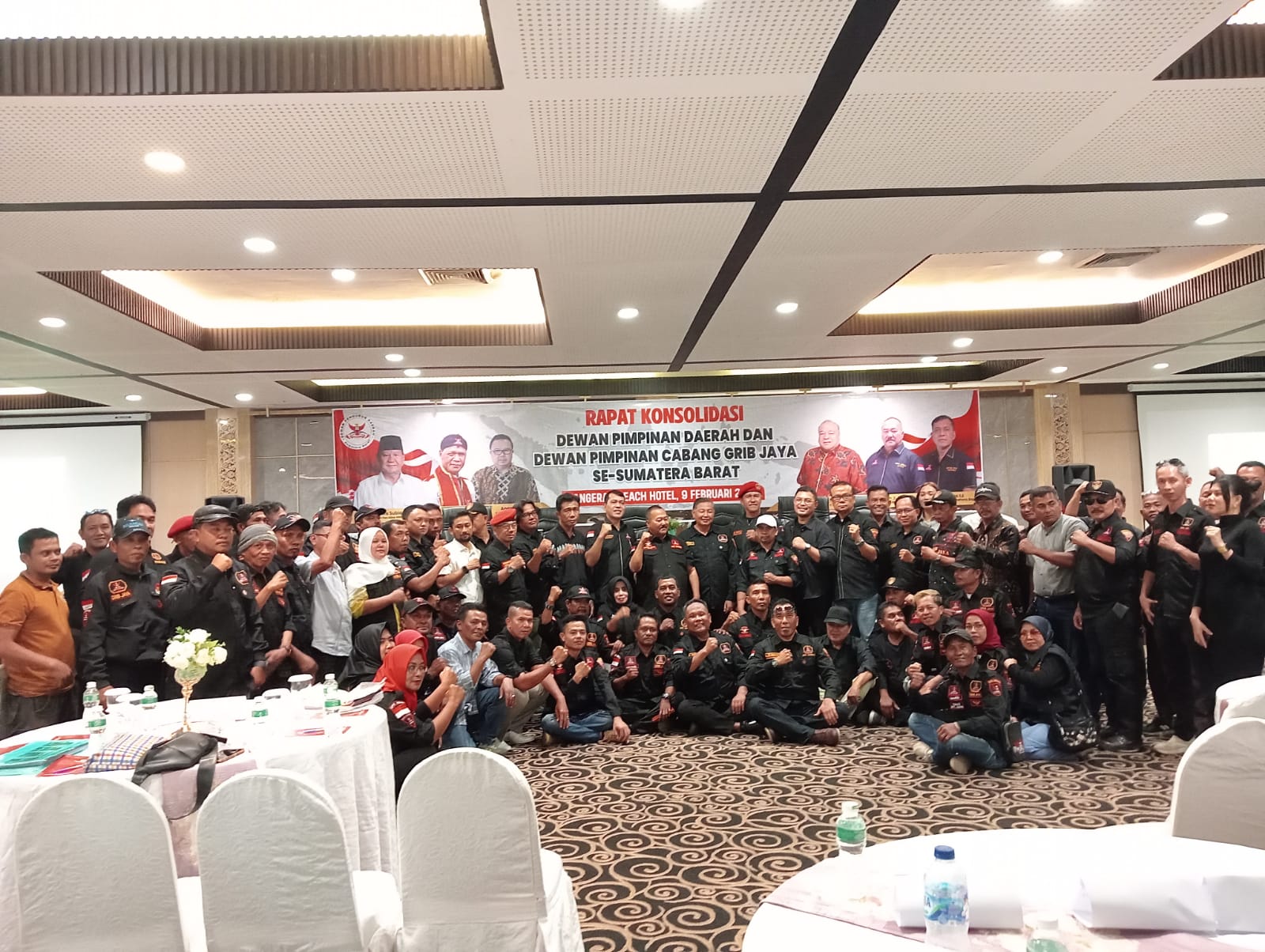 Foto bersama pengurus DPD GRIB Jaya Sumbar dan semua pengurus DPC usai rapat konsolidasi, Minggu (9/2) di Pangerans Beach Hotel.