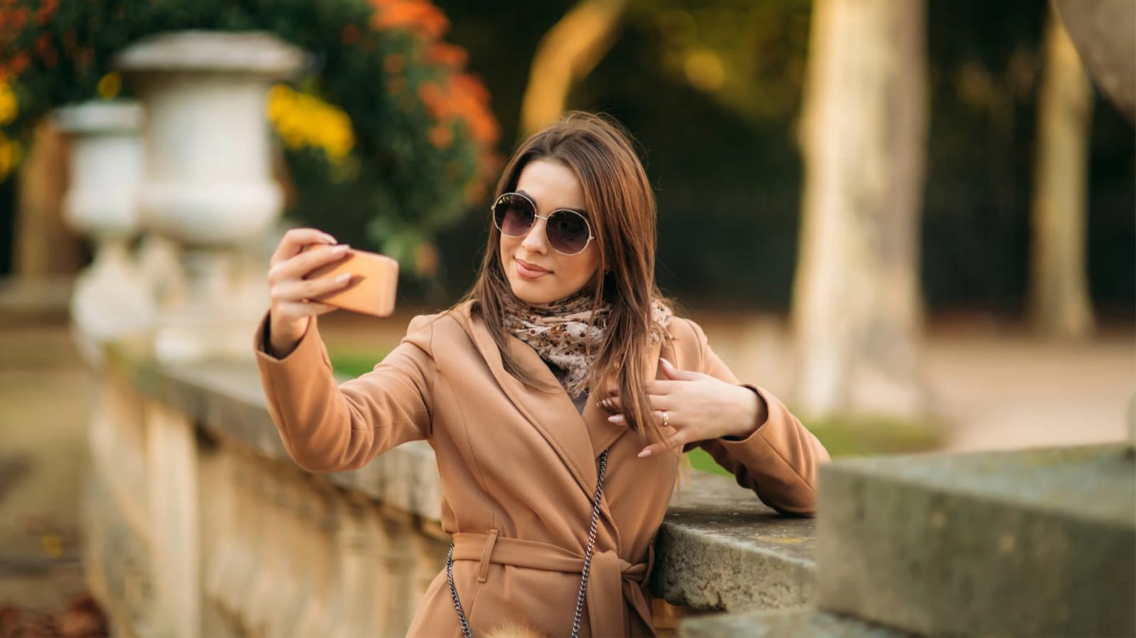 Ilustrasi seseorang sedang selfie.