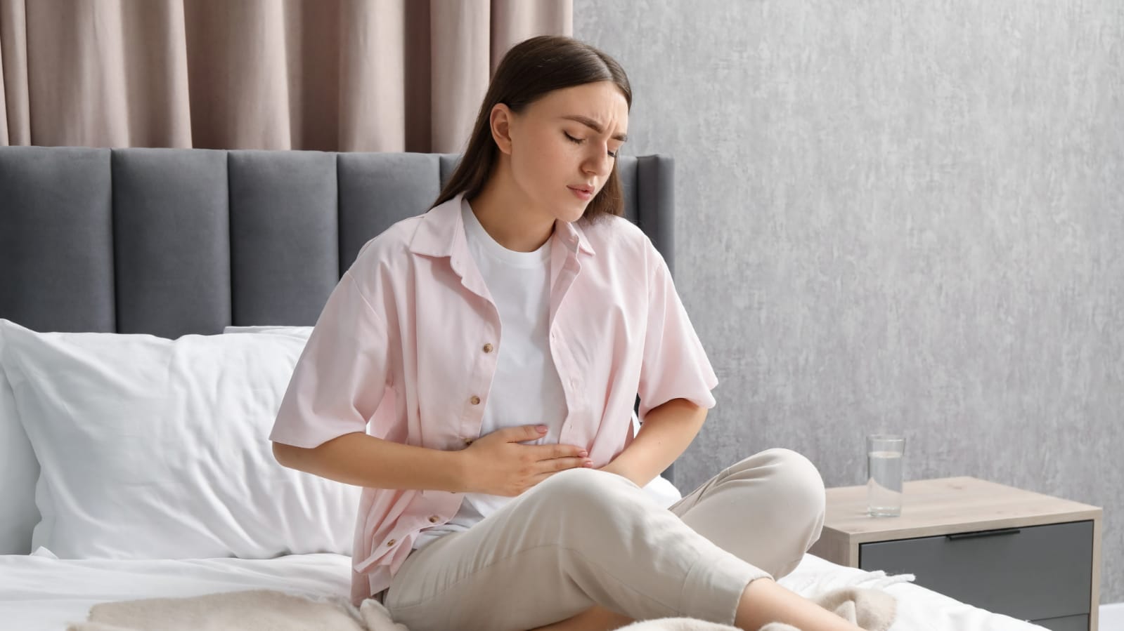 Ilustrasi wanita sedang sakit perut karena menstruasi.