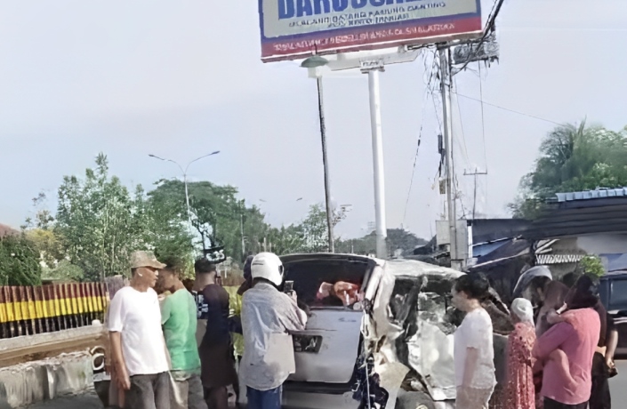 Penampakan mobil Toyota Avanza silver usai ditabrak Kereta Api Minangkabau Ekspres B27, Senin (10/2/2025). (Foto: WAG)