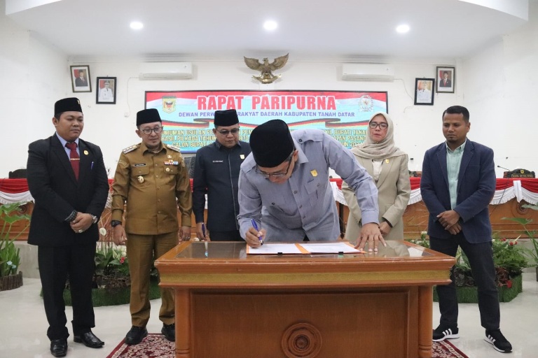 FINAL: Penandatanganan berita acara rapat paripurna pengumuman bupati dan wakil bupati terpilih hasil Pilkada 2024 di Kantor DPRD Tanahdatar, Senin (10/2).(NANDA ANGGARA/PADEK)