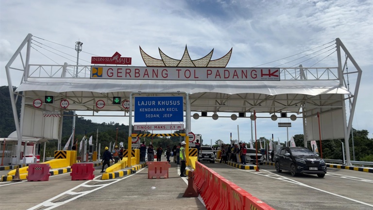 BANYAK PEMINAT: Gerbang Tol Padang-Sicincin tampak ramai saat dilakukan uji layak beberapa waktu lalu. Tol ini kabarnya akan dibuka kembali jelang Lebaran 2025 ini.(DOK HK)