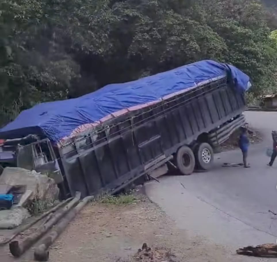 Truk terperosok di kawasan Sitinjau Lauik, Kelurahan Indarung, Kecamatan Lubukkilangan, Kota Padang Selasa (11/2/2025).