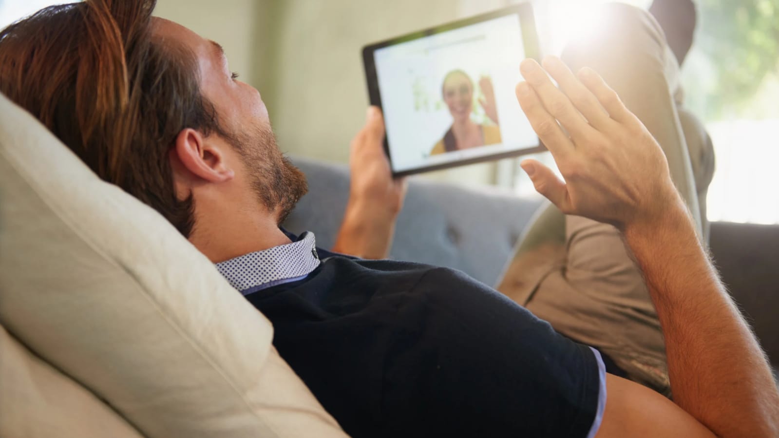 Ilustrasi pasangan sedang video call.