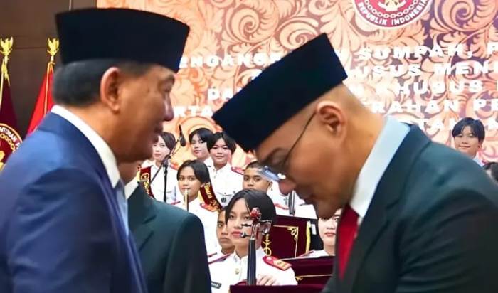 Menteri Pertahanan Sjafrie Sjamsoeddin melantik Deddy Corbuzier resmi dilantik sebagai Staf Khusus Menteri Pertahanan RI, 11 Februari 2025.