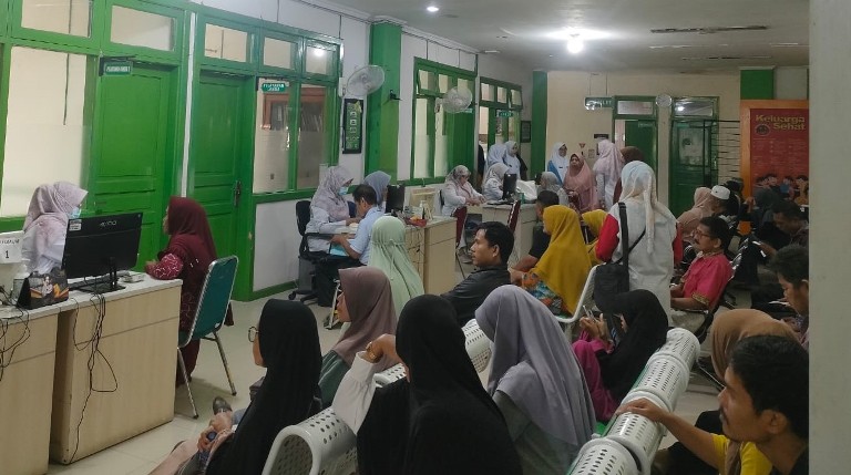 ANTRE PELAYANAN: Masyarakat sedang menunggu giliran untuk mendapat pelayanan kesehatan di Puskesmas Lubukbuaya, Kota Padang kemarin. (SILVINA/PADEK)
