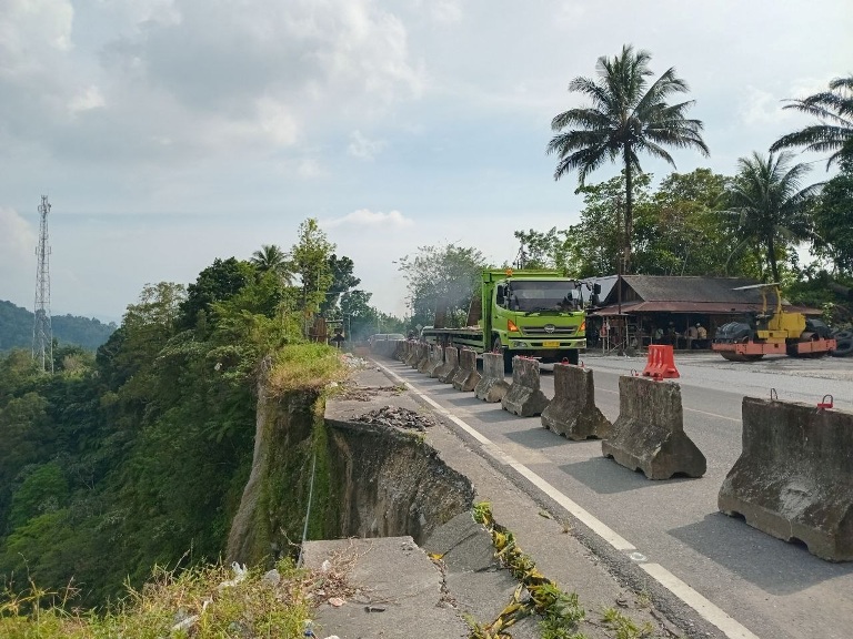 MENANTI PERBAIKAN: Bahu jalan di KM 61.5 Puncak Anai, Nagari Guguak, Kecamatan 2x11 Kayu Tanam, Kabupaten Padangpariaman, Selasa (11/2).(RIAN AFDOL/PADEK)