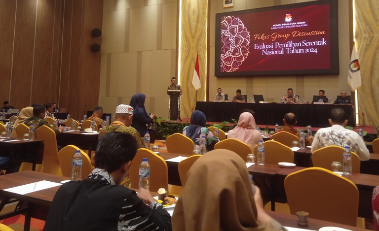 DISKUSI: Ketua KPU Pessel, Aswandi, memberi arahan saat membuka FGD evaluasi pemilihan serentak nasional 2024 bersama stakeholder terkait di ZHM Premiere Padang, Selasa (11/2).(YONI SYAFRIZAL/PADEK)
