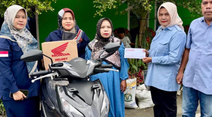 Andre Rosiade hadiahkan sepeda motor untuk seorang guru honorer di Jorong Cubadak Kabupaten Solok.
