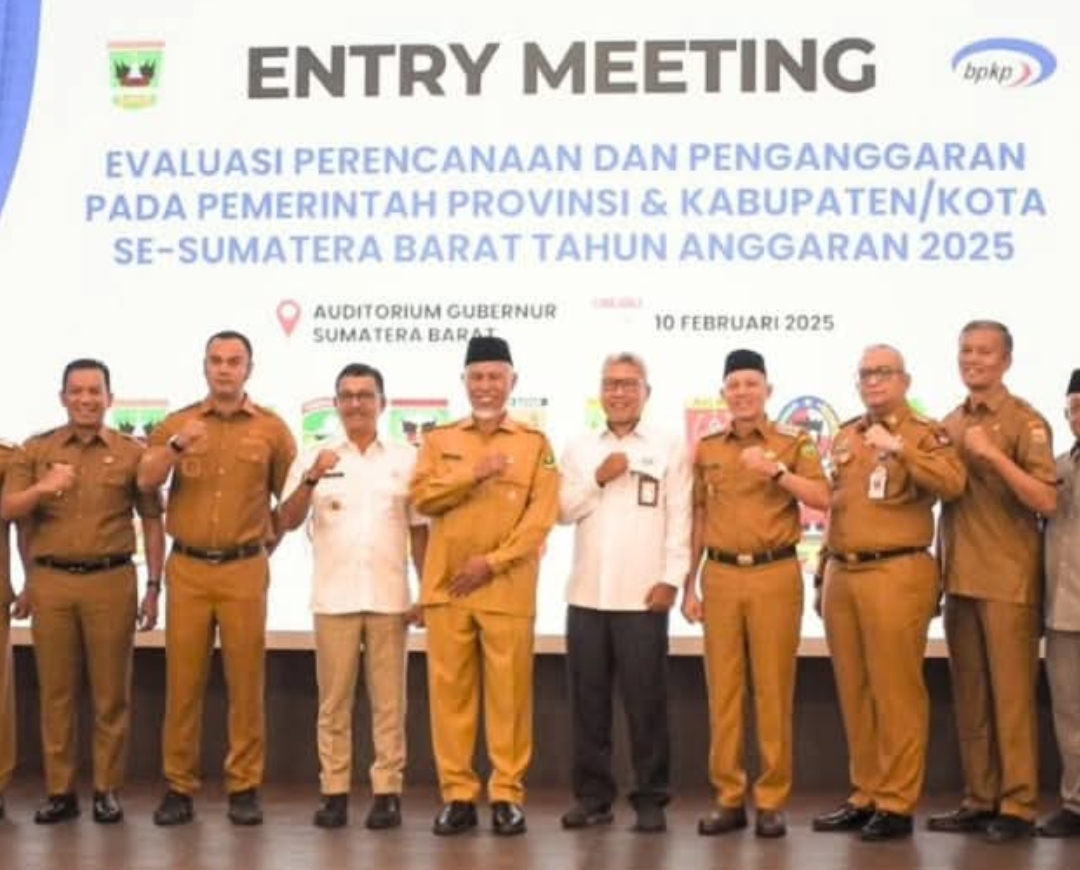 Penjabat Wali Kota Padang, Andree Algamar (dua dari kanan) menghadiri Entry Meeting Evaluasi Perencanaan dan Penganggaran Tahun Anggaran 2025. (Foto: Prokopim)