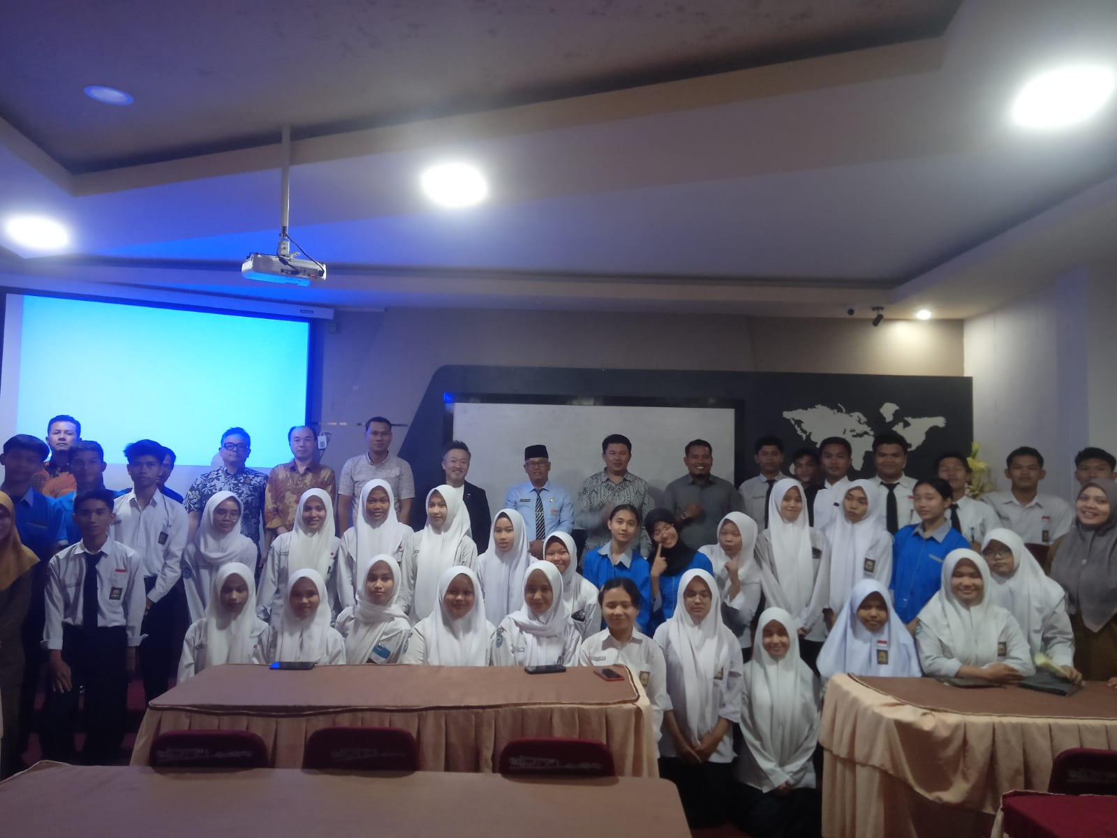Kepala SMKN 9 Padang, Syamsul Mardan, foto bersama usai sosialisasi. (Dok yon)