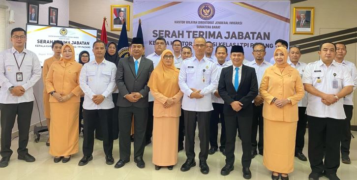 Tedi Hartadi Wibowo (tiga kanan) promosi menjadi Kabag Tata Usaha Kanwil Ditjen Imigrasi Jawa Barat.