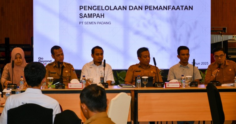 Berdasarkan data, timbunan sampah di Kota Padang didominasi dari rumah tangga 462 ton per hari, dan pasar 88-100 ton per hari.