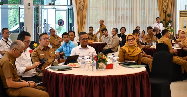 Rakor Pengelolaan Sampah Kota Padang mencari solusi atas permasalahan sampah yang saat ini mencatat volume sampah tertinggi di Sumbar, digelar di Wisma Indarung PT Semen Padang, Selasa (11/2/2025).