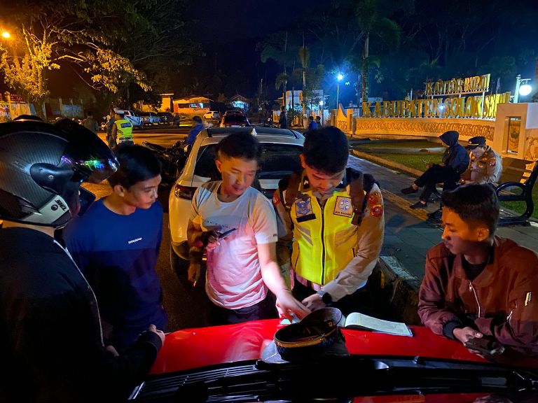 GENCARKAN RAZIA: Sejumlah remaja terjaring razia pencegahan aksi balap liar oleh Satlantas Polres Solsel di jalur dua Kantor Bupati Solsel, baru-baru ini.(ARDI/PADEK)