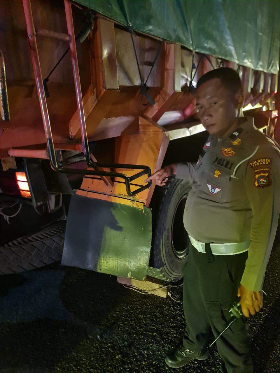 Kecelakaan lalu lintas di Jalan Raya Indarung, Rabu (12/2/2025) sekitar pukul 23.00 WIB. Empat remaja dilarikan ke rumah sakit akibat menabrak truk yang sedang parkir di badan jalan.