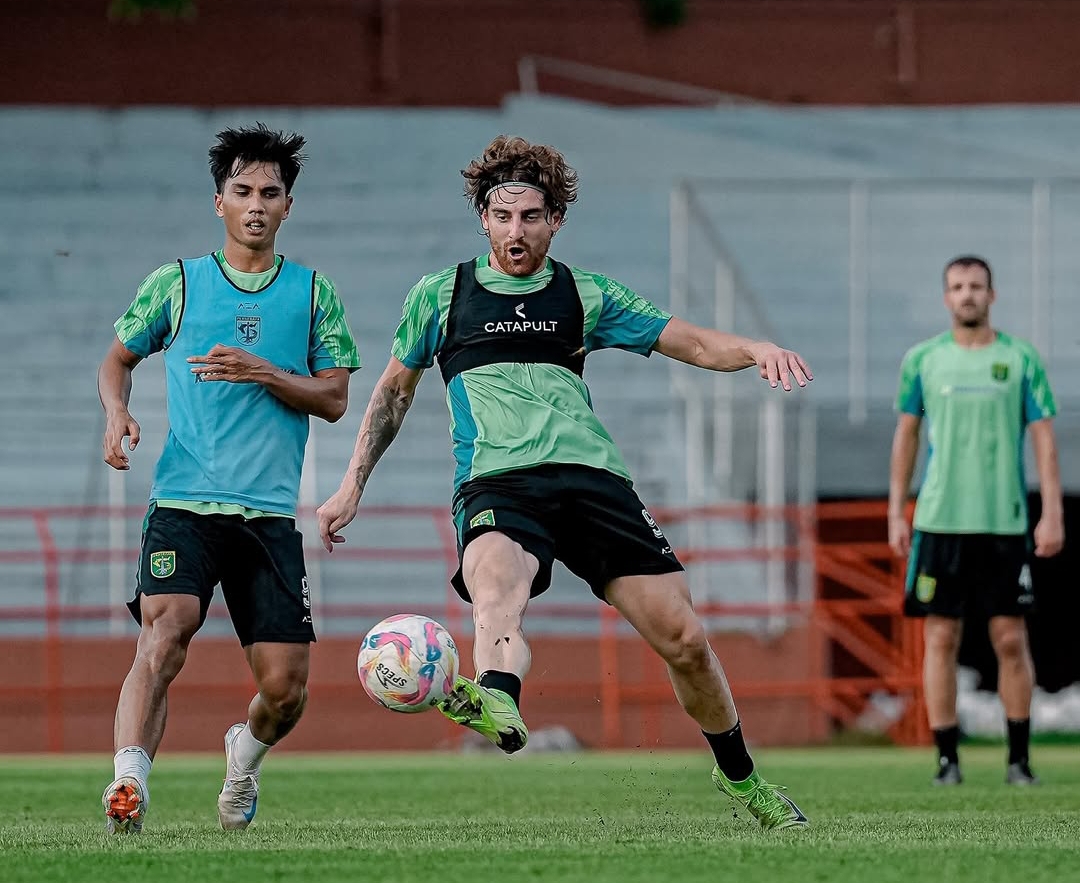 Para pemain Persebaya latihan jelang laga melawan PSBS Biak dalam lanjutan pekan ke-23 BRI Liga 1 2024/2025 di Stadion Gelora Bung Tomo, Surabaya, Sabtu (15/2) malam. (Foto: Instagram Persebaya)