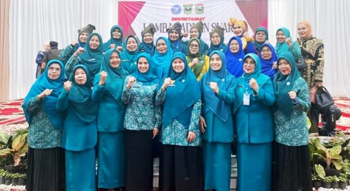TP PKK Pasaman yang dikomandoi Ny Deni Sabar, foto bersama.