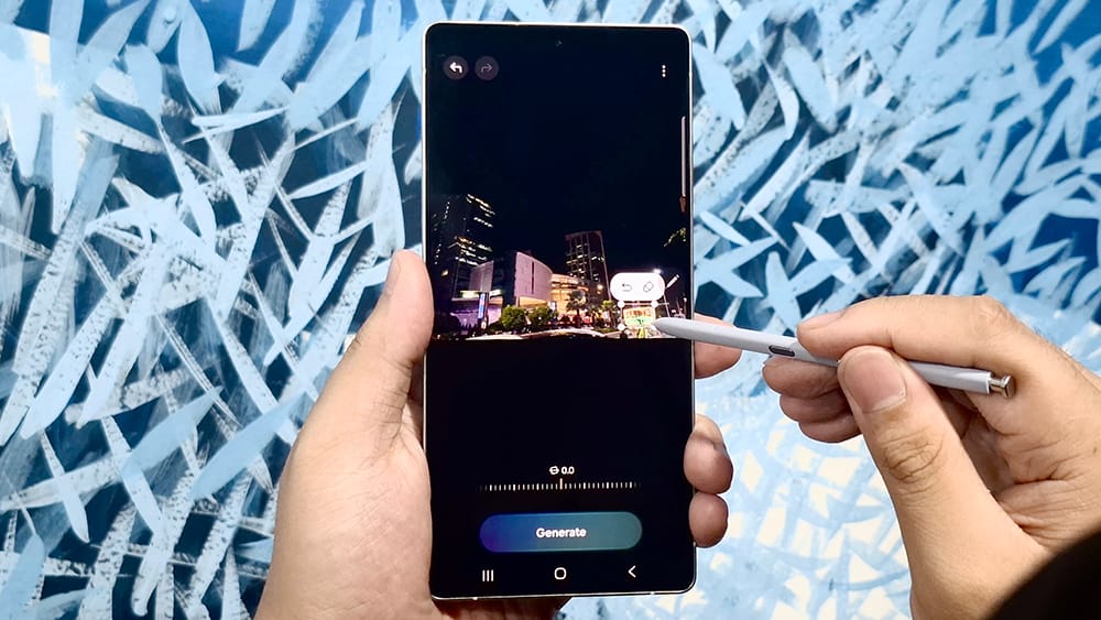 Ilustrasi sedang menggunakan Galaxy S25 Series untuk ngonten.