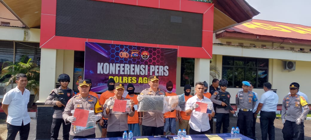 DIRINGKUS: Kapolres Agam AKBP Muhammad Agus Hidayat didampingi jajaran menunjukkan barang bukti dan tersangka penyalahgunaan narkoba di Mapolres setempat, kemarin.(POLRES AGAM FOR PADEK)