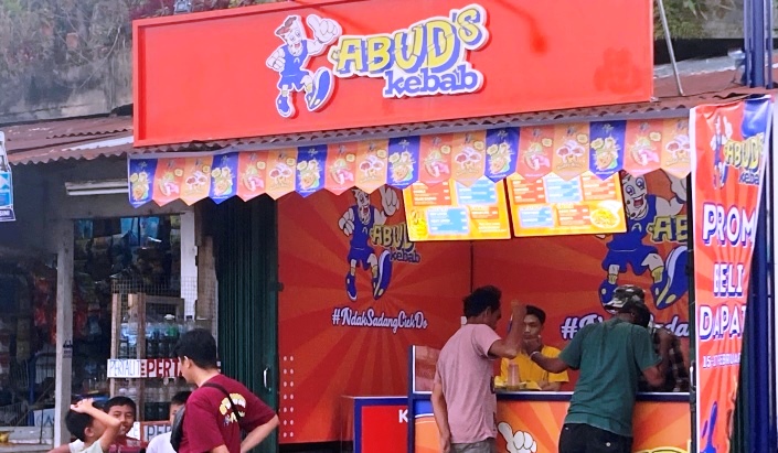 Beberapa konsumen antri dengan antusias kala Soft Opening, Jumat, 14 Februari 2025.