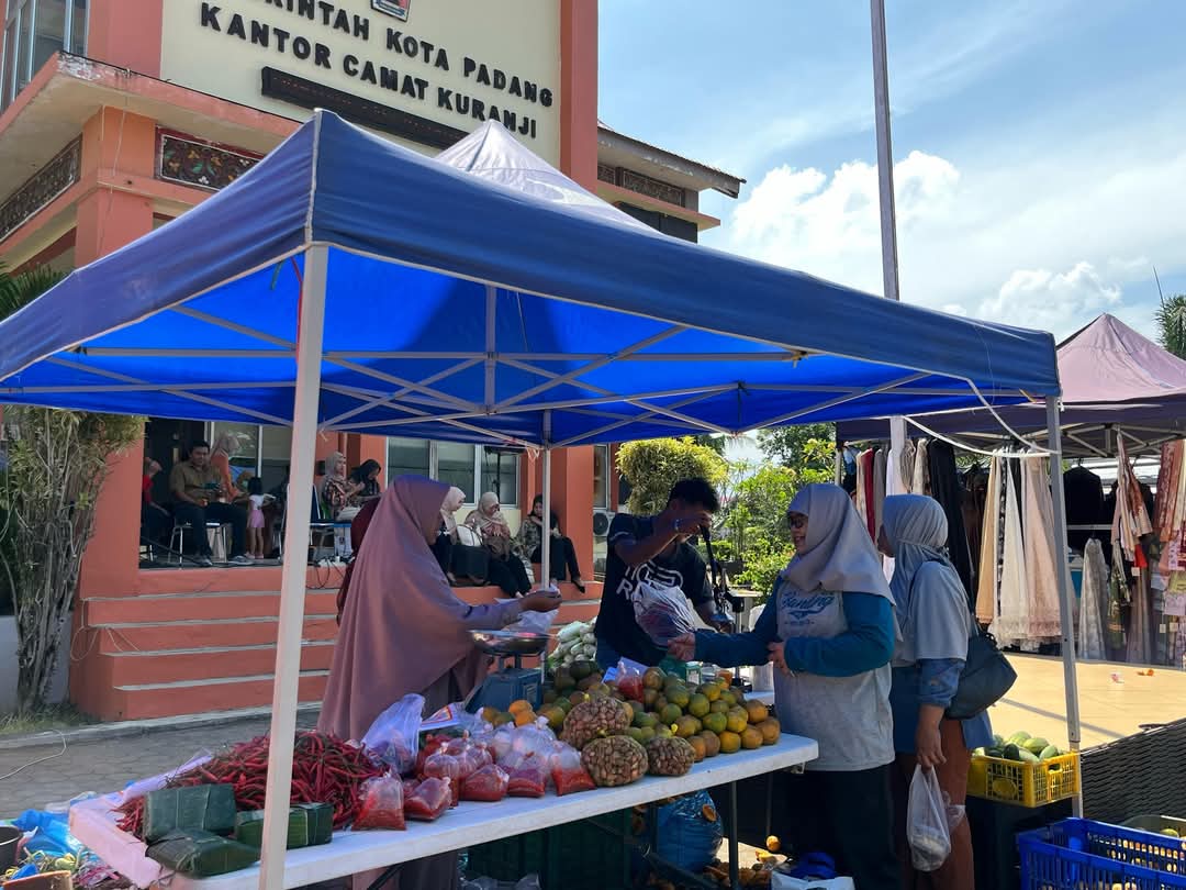 ANTUSIAS: Sejumlah warga berbelanja di salah satu stan pasar murah yang berlokasi di halaman Kantor Camat Kuranji, Kamis (13/2).