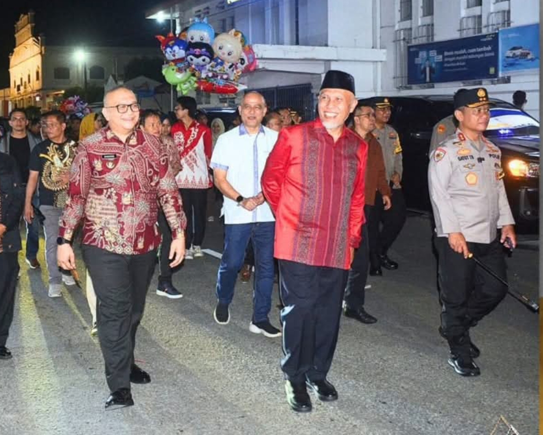 Gubernur Sumatera Barat, Mahyeldi Ansharullah bersama Kapolda Sumbar dan PJ Wali Kota Padang pada pembukaan Festival Siti Nurbaya & Cap Go Meh 2025. (Foto: Prokopim)