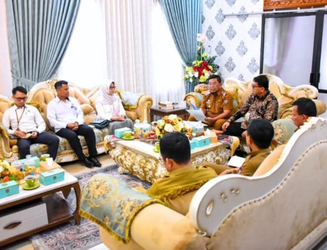 Pj Sekda Kota Padang Yosefriawan dan Wakil Ketua DPRD Kota Padang Mastilizal Aye menerima kedatangan tim BPK Sumbar di Rumah Dinas Wali Kota Padang, Senin (3/2/2025). (Foto: Prokopim)