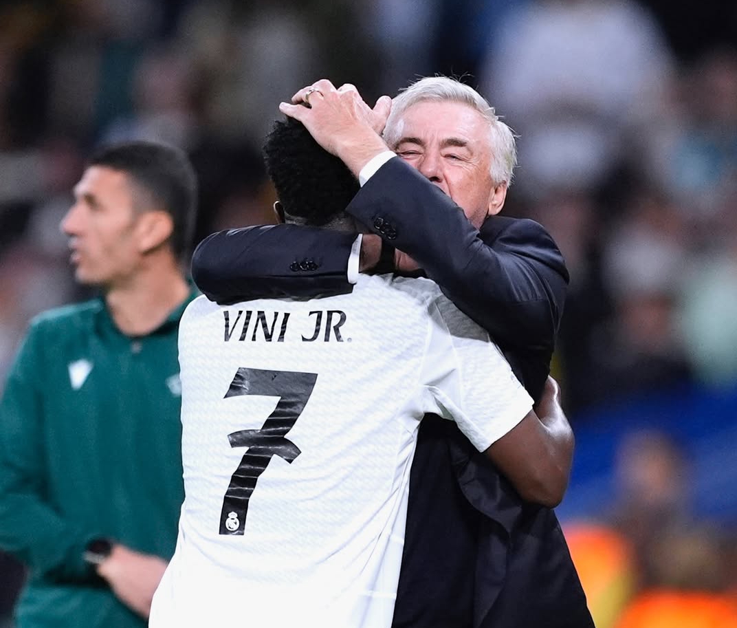 Pelatih Real Madrid, Carlo Ancelotti bersama Vinicius Junior. (Foto: Instagram @mrancelotti)