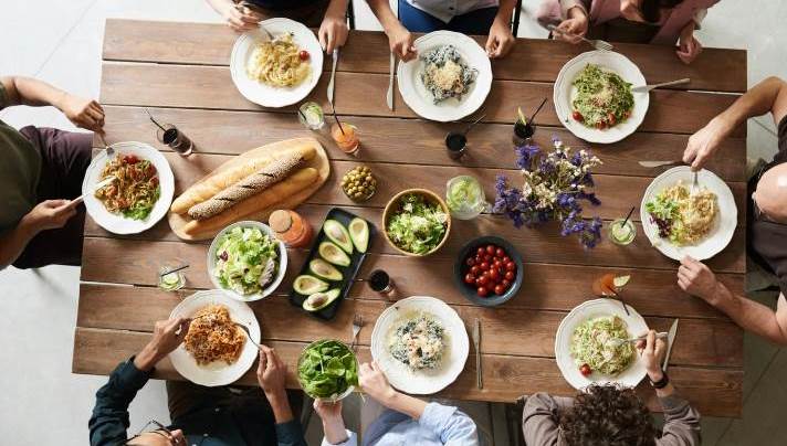 Ilustrasi sekelompok orang menikmat kuliner. (pexels.com)