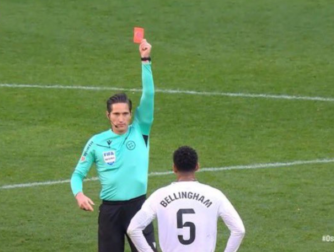 Jude Bellingham menerima kartu merah langsung pada menit ke-39 pertandingan Real Madrid melawan Osasuna yang berakhir 1-1. (Foto: X)