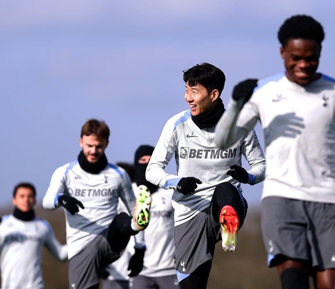 Para pemain Tottenham Hotspur latihan jelang laga Liga Inggris melawan Manchester United, Minggu (16/2) pukul 23:30 WIB. (Foto: Instagram @spursofficial)