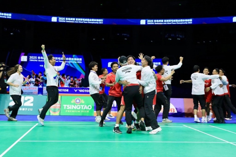 GELAR PERDANA: Pemain dan ofisial Indonesia melepas kegembiraan usai memastikan juara untuk pertama kalinya pada Badminton Asia Mixed Team Championships (BAMTC) 2025.(HUMAS PBSI)