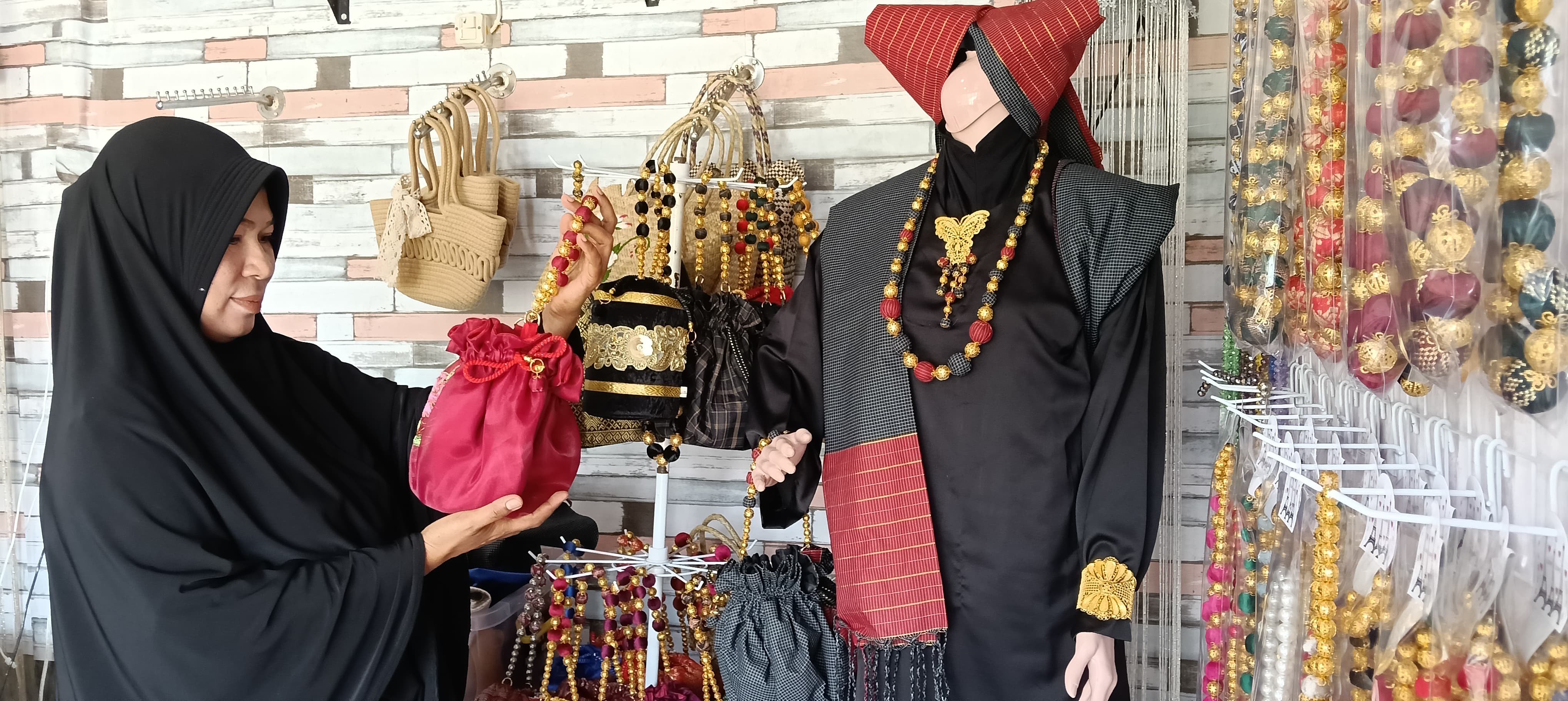 KREATIF: Warnita memperlihatkan hasil produknya dari kain perca, beberapa waktu lalu.(SY RIDWAN/PADEK)