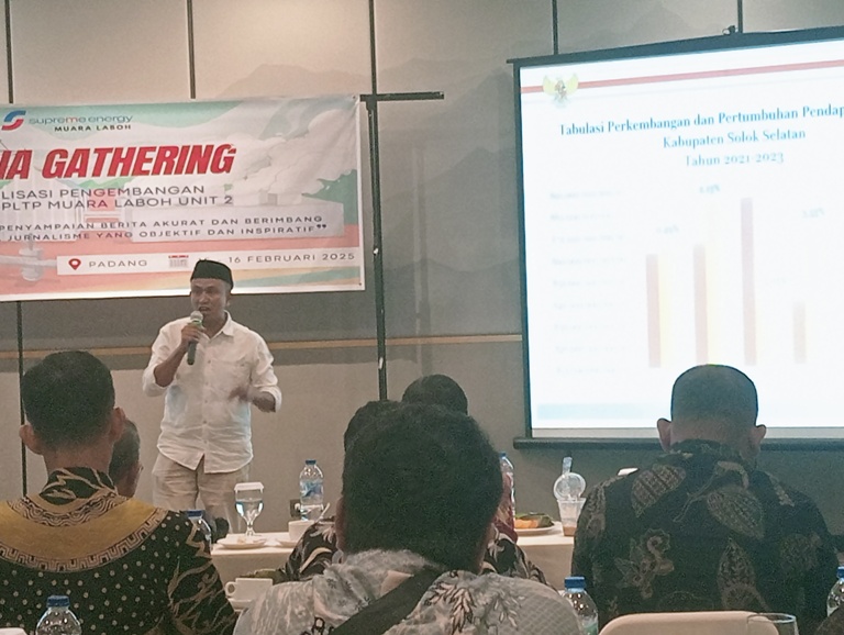 PAPARAN: Kabid Pendapatan BPKD Solsel, Alfiandri Putra memberikan penjelasan dalam kegiatan gathering, kemarin.(ARDI/PADEK)