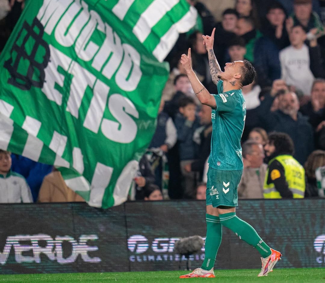 Selebrasi pemain pinjaman Manchester United, Antony usai cetak gol saat Real Betis meraih kemenangan 3-0 atas Real Sociedad di La Liga, Senin dinihari WIB (17/2)). (Foto: Instagram @antony00)