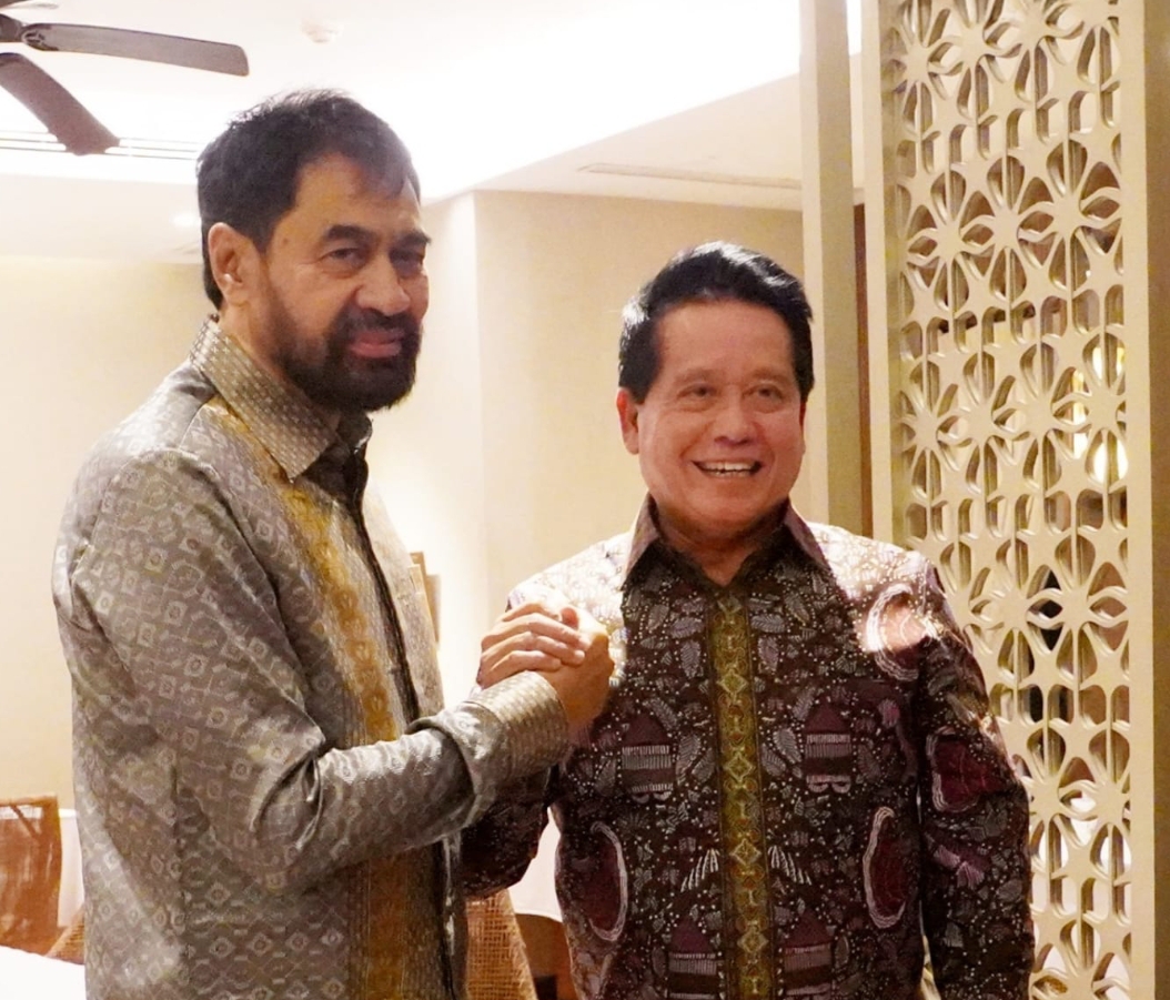 Direktur Utama BSI Hery Gunardi (kanan) bersama Gubernur Aceh Muzakir Manaf (kiri) saat silaturahmi singkat pada Jumat, 14 Februari 2025 di Jakarta.(Foto: BSI)