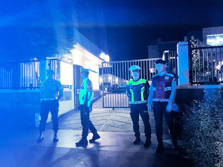 PASTIKAN KEAMANAN: Sejumlah personel Polres Agam patroli di salah satu bank di Lubukbasung untuk memantau keamanan dan ketertiban masyarakat di daerah itu, Jumat (14/2) malam.(DOK. HUMAS POLRES AGAM)