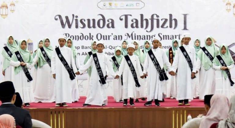 Pondok Qur&rsquo;an Minang Smart mewisuda sebanyak 49 orang hafiz dan hafidzah yang dilaksanakan di Aula Balaikota Pariaman,  Minggu (16/2/2025).