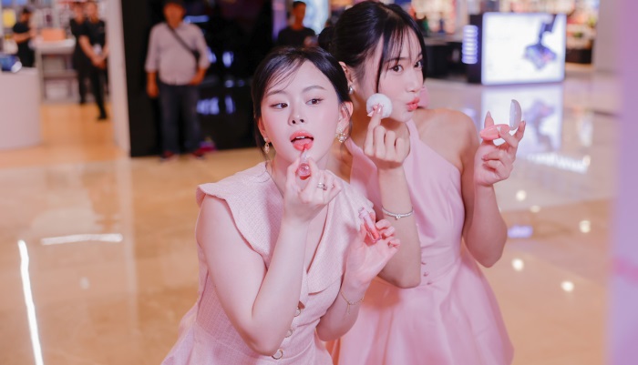 Clarice Cutie foto bersama dengan model di acara peluncuran kembali ETUDE di Indonesia.