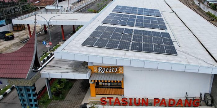 Listrik tenaga surya di Stasiun KA Padang, Sumatera Barat.
