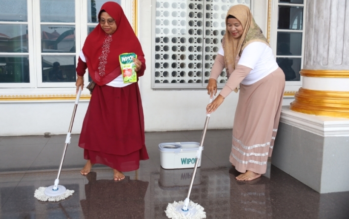 Demonstrasi pembersihan permukaan yang penuh kuman menggunakan Wipol Sereh & Jeruk yang terbukti secara klinis 100X efektif bunuh kuman maupun virus berbahaya.