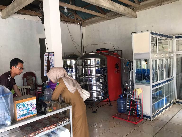 Petugas Sanitarian Puskesmas Kambang, saat melakukan pemeriksaan di salah satu depot usaha air minum di Nagari Kambang Barat, Kecamatan Lengayang. (dok Dinkes)