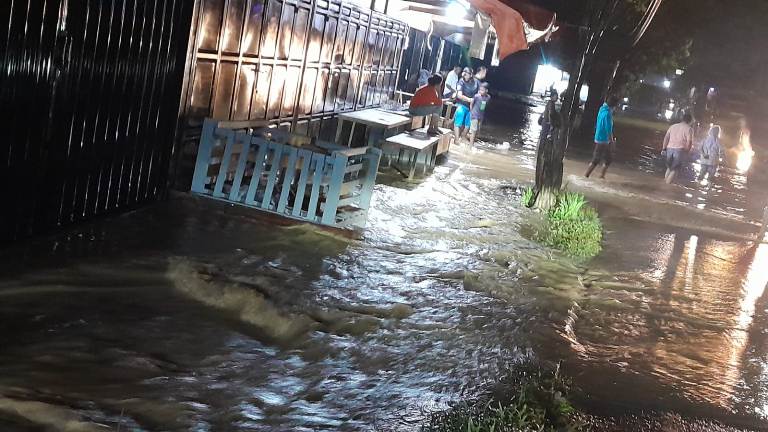TERDAMPAK: Banjir menggenangi pemukiman warga di salah satu titik lokasi di Kota Payakumbuh, Senin (18/2). Curah hujan yang tinggi hingga malam membuat sejumlah lokasi dan 28 rumah terendam.(DOK.BPBD)