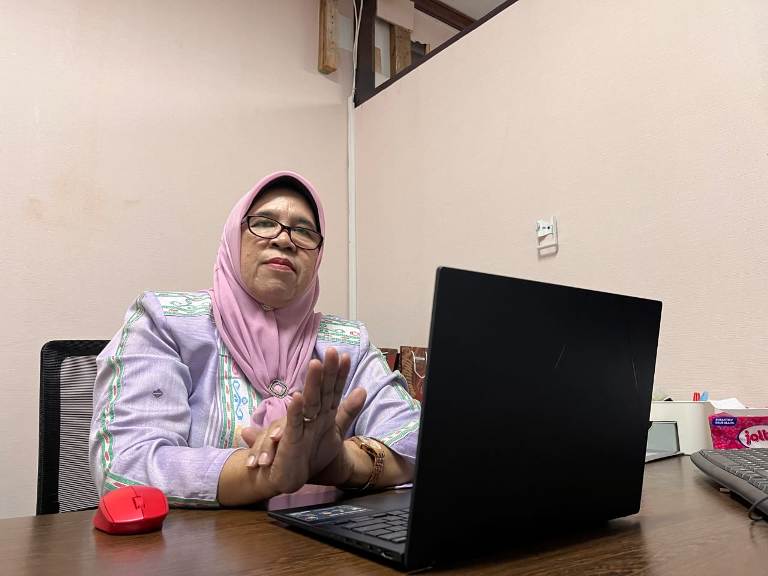 BERSAHAJA: Prof Yulia Hendri Yeni ketika berbincang dengan Padang Ekspres di Departemen Manajemen FEB Unand, Kampus Limaumanih Padang, kemarin (17/2).(ROMI DELFIANO/PADEK)